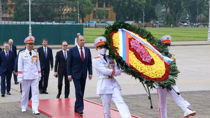 Ngoại trưởng Nga Sergey Lavrov đặt vòng hoa viếng Lăng Chủ tịch Hồ Chí Minh