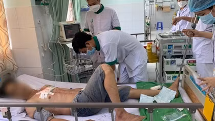 Thợ mộc bị thanh gỗ đâm xuyên qua vùng ngực