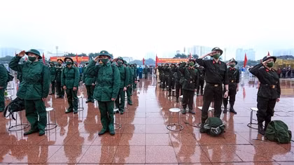 Tân binh háo hức lên đường nhập ngũ