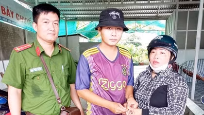 Tặng bằng khen nhân viên cây xăng trả lại vàng cho người đánh rơi
