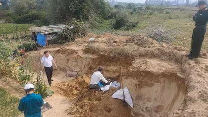 Cuốc đất trồng rau, hoảng hốt phát hiện bộ xương người
