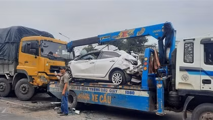 4 người bị thương nặng sau tai nạn liên hoàn trên Quốc lộ 1A