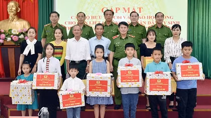 Phần quà ý nghĩa trao tặng con các liệt sỹ trước thềm năm học mới
