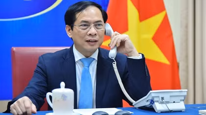 Bộ trưởng Bùi Thanh Sơn điện đàm với Ngoại trưởng Nga và Ukraine