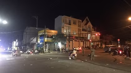 Chờ đèn đỏ, 3 xe máy bị ô tô húc bay