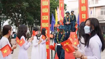 Hàng vạn thanh niên hăng hái lên đường tòng quân