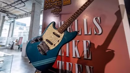 Đấu giá đàn guitar của Kurt Cobain