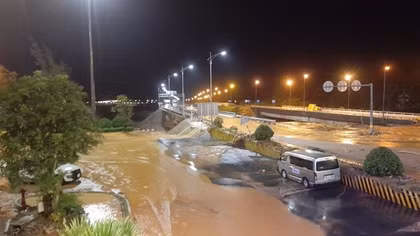 Lũ quét ào ạt tràn qua đường, hầm Hải Vân cấp tốc đóng cửa