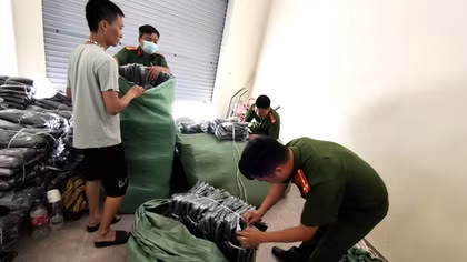 Thu giữ hơn 4.000 áo chống nắng “hàng hiệu” rởm