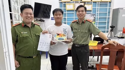 Bất ngờ nhận quà sinh nhật khi đi làm căn cước công dân