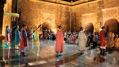 Du khách ấn tượng với tour đêm “Giải mã Hoàng thành Thăng Long”
