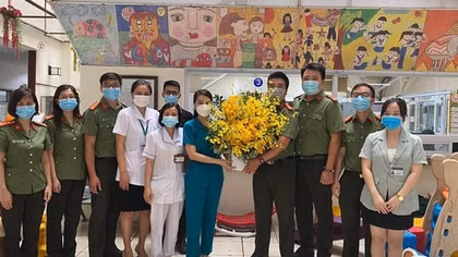 Những phần quà đến với bệnh nhi đang điều trị tại Bệnh viện Bạch Mai