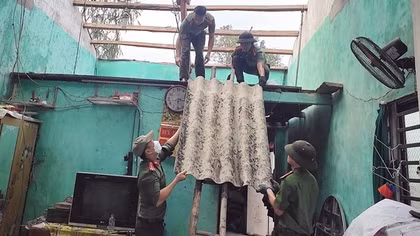 Sát cánh cùng người dân khắc phục hậu quả bão, lũ