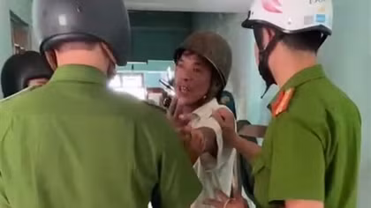 Tạm giữ hình sự người chồng dùng rựa chém vợ bốn nhát giữa phố