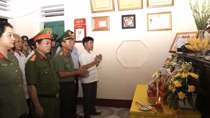 Công an tỉnh Hà Nam thắp hương tri ân liệt sỹ Công an xã Nguyễn Tuấn Minh