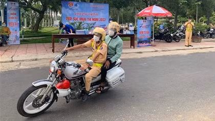 Nam thí sinh hỏng xe được CSGT đưa đến điểm thi
