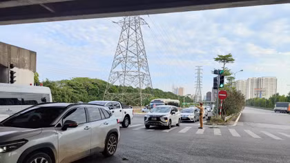 Gồng mình phân luồng chống ùn tắc, đón người dân về Thủ đô sau kỳ nghỉ lễ