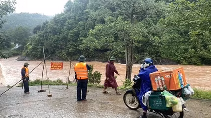 Mưa lớn gây chia cắt, cô lập nhiều thôn bản ở Quảng Bình