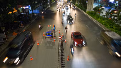 Xuyên đêm lắp đặt dải phân cách cứng trên đường Nguyễn Trãi