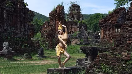Vũ điệu Apsara bên tháp cổ