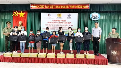 Đoàn Thanh niên Công an Khánh Hòa tặng quà cho lớp học tình thương