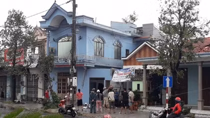 Hàng trăm nhà dân ở Huế tốc mái, 5 người bị thương