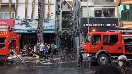 Cứu người bị liệt thoát khỏi căn nhà 3 tầng bị cháy lúc rạng sáng