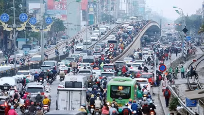 Phố xá Hà Nội ngày làm việc cuối năm, ùn tắc khắp ngả