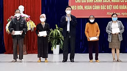 Thường trực Ban Bí thư Võ Văn Thưởng tặng quà Tết tại Quảng Ngãi
