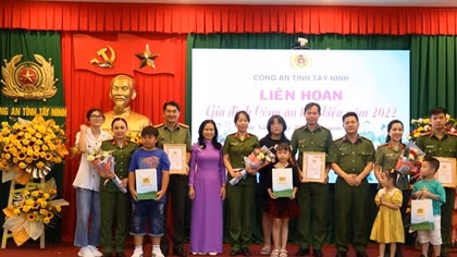 Công an tỉnh Tây Ninh tuyên dương 12 gia đình tiêu biểu