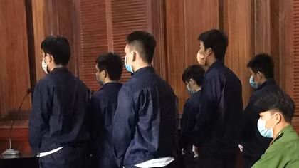 Một tiếng nẹt pô, 7 người lãnh 65 năm tù