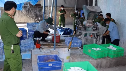 Giật mình hàng tấn chất thải xay nghiền vỏ bóng đèn