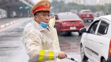 CSGT chốt trực trong mưa rét điều tiết giao thông đón người dân trở về Thủ đô