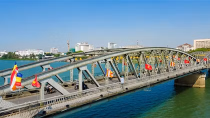 Cố đô Huế rực rỡ cờ hoa trong Đại lễ Phật đản