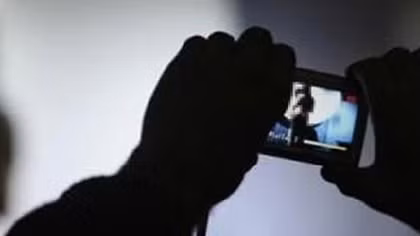 Nhân viên kỹ thuật dùng clip "nóng" tống tiền bồ nhí của giám đốc