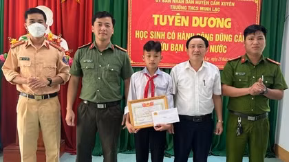 Tuyên dương nam sinh lớp 8 dũng cảm cứu 2 em nhỏ đuối nước