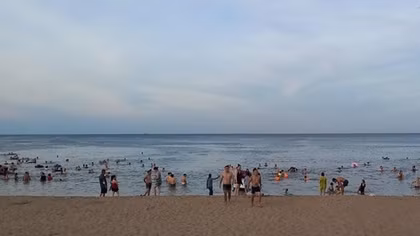 Lãnh đạo Bộ Công an gửi Thư khen người dân dũng cảm lao xuống biển cứu người