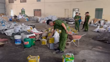 Cơ sở tái chế phế liệu chứa 100 tấn chất thải rắn nguy hại