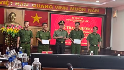Khen thưởng các đơn vị khám phá vụ cướp tại nhà chủ tịch huyện