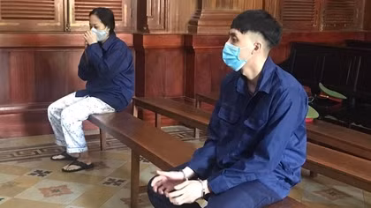 Vận chuyển gần 30 kg ma tuý, nữ bị cáo lĩnh án tử hình gục ngã tại tòa