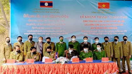 Bàn giao 32 trụ sở làm việc cho Công an các bản biên giới của Lào