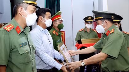 Phóng viên Báo CAND được Chủ tịch UBND tỉnh An Giang tặng Bằng khen