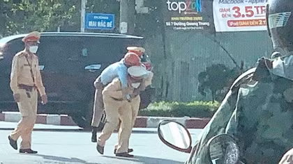 Xúc động hình ảnh CSGT cõng người ngất xỉu vì say nắng