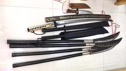 Thu nhiều hung khí khi khám xét khẩn cấp nơi ở của nhóm cho vay lãi nặng