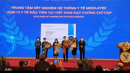 Đơn vị y tế đầu tiên của Việt Nam nhận chứng chỉ CAP về xét nghiệm của Mỹ