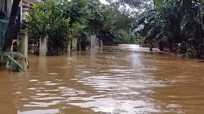 Hàng ngàn ngôi nhà ở Quảng Nam chìm trong biển nước, giao thông tê liệt