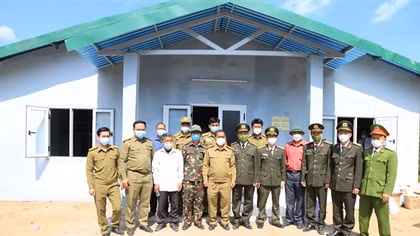 Bàn giao 3 trụ sở làm việc cho Công an nước bạn Lào