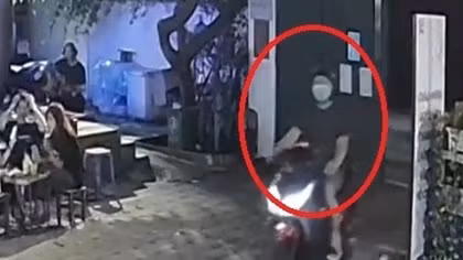 Con nghiện lao xe máy vào quán cà phê giật điện thoại