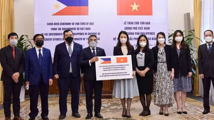 Trao tượng trưng 200 tấn gạo hỗ trợ Philippines khắc phục hậu quả bão Rai