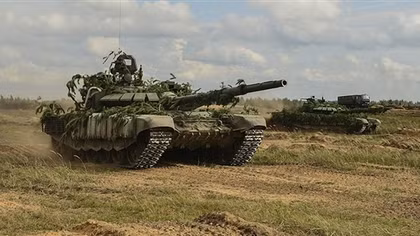 Xe tăng Nga tập trận bắn đạn thật gần Ukraine